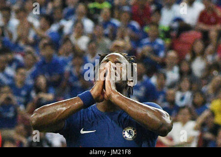 Singapore. Xxv Luglio, 2017. Michy Batshuayi di Chelsea reagisce durante l'International Champions Cup Soccer match tra Chelsea e Bayern Monaco in Singapore National Stadium, il 25 luglio 2017. Credito: Quindi Chih Wey/Xinhua/Alamy Live News Foto Stock