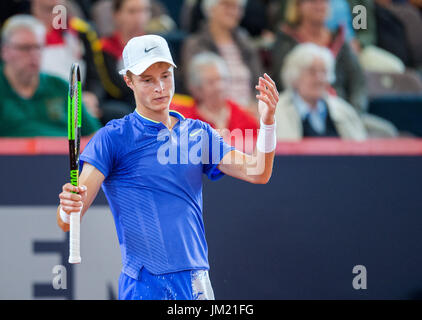 Amburgo, Germania. Xxv Luglio, 2017. Rudolf Molleker di Germania giocando contro Karen Khachanov della Russia nel primo round di uomini singoli presso il Tennis ATP-Tour Open di Germania ad Amburgo, Germania, 25 luglio 2017. Foto: Daniel Bockwoldt/dpa/Alamy Live News Foto Stock