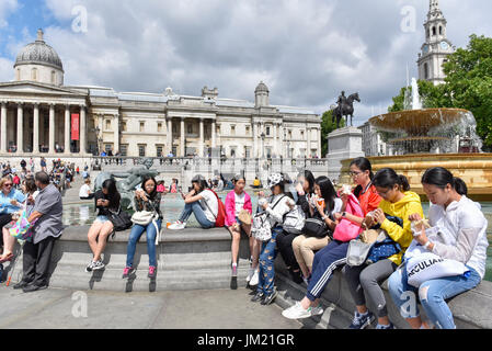 Londra, Regno Unito. Il 25 luglio 2017. I turisti sono visto in Trafalgar Square. Londra ed il Regno Unito continua ad essere attraente a causa economici Sterling. Un recente Ufficio di statistica nazionale relazione ha dichiarato che il numero di visite turistiche è 10% fino ai primi tre mesi rispetto allo scorso anno. Credito: Stephen Chung / Alamy Live News Foto Stock