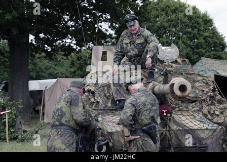 Luglio 21, 2014 - Paddock Wood, Kent, Regno Unito - Re-enactors vestito come tedesco serbatoio equipaggio durante la Seconda Guerra mondiale alla Guerra e Pace revival at Hop Farm nel Paddock Wood Kent REGNO UNITO 26/7/2017 (credito Immagine: © Theodore Liasi via ZUMA filo) Foto Stock