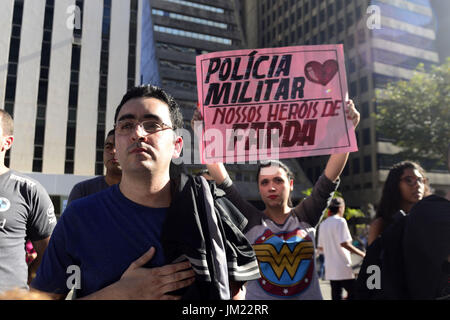 Luglio 23, 2017 - SÃ¢O Paulo, SÃ£o paulo, Brasile - i dimostranti protestano contro la morte del brasiliano poliziotti militari a Paulista Avenue in Sao Paulo, Brasile, il 23 luglio 2017. Credito: Cris Faga/ZUMA filo/Alamy Live News Foto Stock