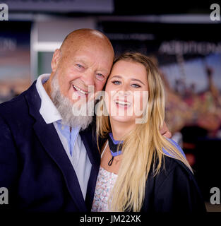 Brighton, East Sussex, Regno Unito. Fondatore del festival di Glastonbury Michael Eavis con sua nipote Hannah Eavis, come ha ottenuto la sua laurea in pittura di belle arti presso l'Università di Brighton nel luglio 2017. Foto Stock