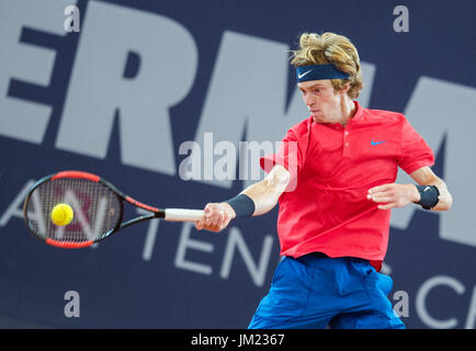 Amburgo, Germania. Xxv Luglio, 2017. Andrey Rublev della Russia giocando contro Philipp KOHLSCHREIBER: risultati nei della Germania nel primo round di uomini singoli presso il Tennis ATP-Tour Open di Germania ad Amburgo, Germania, 25 luglio 2017. Foto: Daniel Bockwoldt/dpa/Alamy Live News Foto Stock