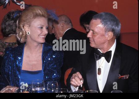 File. Xxv Luglio, 2017. BARBARA MARX SINATRA (Ottobre 16, 1927 - 25 luglio 2017) era un american ex modello showgirl, filantropo e vedova di FRANK SINATRA, morto martedì a casa sua Rancho Mirage, California. Ella era 90. "Morì comodamente circondato da amici e parenti a casa sua, ' ha detto il direttore della Barbara Sinatra Centro per l'infanzia Foundation, ha detto in una dichiarazione. Il filantropo è stato l'icona della musica della quarta moglie. Si erano sposati nel 1976 fino a quando Frank Sinatra la sua morte nel 1998. Nella foto: .Frank e Barbara Sinatra. 1983. Credito: ZUMA Press, Inc./Alamy Live News Foto Stock