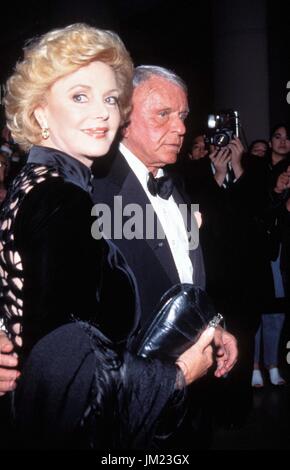 Luglio 25, 2017 - file - BARBARA MARX SINATRA (Ottobre 16, 1927 - 25 luglio 2017) era un american ex modello showgirl, filantropo e vedova di FRANK SINATRA, morto martedì a casa sua Rancho Mirage, California. Ella era 90. "Morì comodamente circondato da amici e parenti a casa sua, ' ha detto il direttore della Barbara Sinatra Centro per l'infanzia Foundation, ha detto in una dichiarazione. Il filantropo è stato l'icona della musica della quarta moglie. Si erano sposati nel 1976 fino a quando Frank Sinatra la sua morte nel 1998. Nella foto: Frank Sinatra e la moglie Barbara. Credito: ZUMA Press, Inc./Alamy Live News Foto Stock