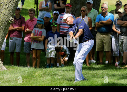 Luglio 14, 2017 - Silvis, Iowa, U.S. - Golfista Davis Love III hits fuori la ruvida sul nono foro, Venerdì, 14 luglio 2017, durante il secondo turno azione della John Deere Classic a TPC Deere Run in Silvis. Egli ha fatto bogey sul foro. Egli è di 3 sotto per il torneo. (Credito Immagine: © Giovanni Schultz/Quad-City volte via ZUMA filo) Foto Stock