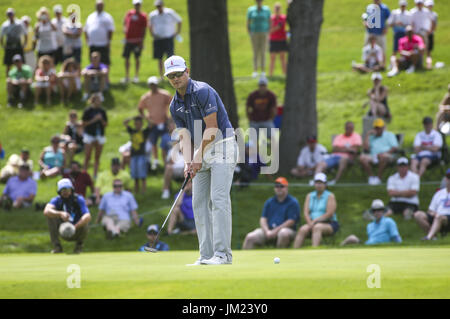 Silvis, Iowa, USA. 16 Luglio, 2017. Lettore di PGA Zach Johnson putts al diciassettesimo verde durante il round finale azione della John Deere Classic a TPC Deere Run in Silvis Domenica, 16 luglio 2017. Credito: Andy Abeyta, Quad-City volte/Quad-City volte/ZUMA filo/Alamy Live News Foto Stock