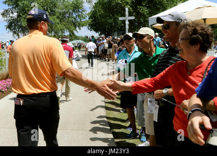 Luglio 14, 2017 - Silvis, Iowa, U.S. - Tre time John Deere campione del classico e la folla preferito Steve Stricker schiaffi mani sul suo modo al rimorchio di punteggio, Venerdì, 14 luglio 2017, dopo il suo secondo round a TPC Deere Run in Silvis. Ha finito 4 sotto per il giorno, 2 sotto per il torneo. (Credito Immagine: © Giovanni Schultz/Quad-City volte via ZUMA filo) Foto Stock