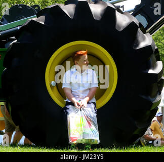 Luglio 14, 2017 - Silvis, Iowa, U.S. - Tyler Klaas 12 di Dubuque siede nel pneumatico posteriore di un John Deere 748 Log Skinner, Venerdì, 14 luglio 2017, durante il secondo round del John Deere Classic a TPC Deere Run in Silvis. (Credito Immagine: © Giovanni Schultz/Quad-City volte via ZUMA filo) Foto Stock