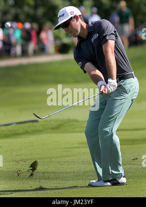 Silvis, Iowa, USA. 13 Luglio, 2017. David Lawrence di Moline chips sul diciassettesimo verde, giovedì, 13 luglio 2017, durante il primo round azione della John Deere Classic a TPC Deere Run in Silvis. Egli è stato anche a girare. Credito: John Schultz/Quad-City volte/ZUMA filo/Alamy Live News Foto Stock