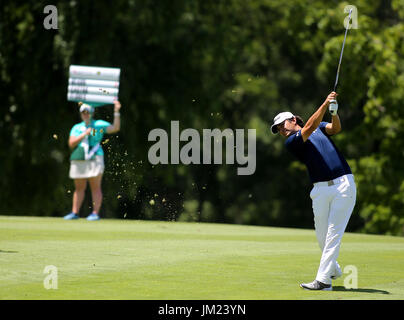 Silvis, Iowa, USA. 14 Luglio, 2017. Il Golfer Martin Flores di Dallas, TX., colpisce il suo secondo colpo sul nono foro, Venerdì, 14 luglio 2017, durante il secondo turno azione della John Deere Classic a TPC Deere Run in Silvis. Credito: John Schultz/Quad-City volte/ZUMA filo/Alamy Live News Foto Stock