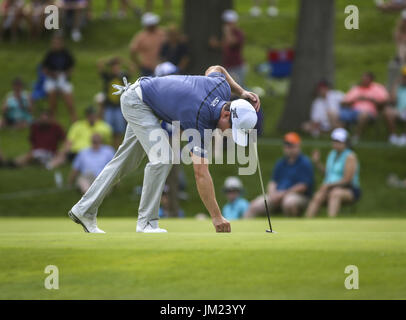 Silvis, Iowa, USA. 16 Luglio, 2017. Lettore di PGA Zach Johnson pone la propria sfera di putt al diciassettesimo verde durante il round finale azione della John Deere Classic a TPC Deere Run in Silvis Domenica, 16 luglio 2017. Credito: Andy Abeyta, Quad-City volte/Quad-City volte/ZUMA filo/Alamy Live News Foto Stock