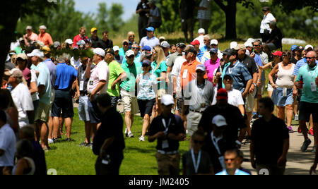 Silvis, Iowa, USA. 14 Luglio, 2017. La folla seguire il gruppo di Kevin Kisner, Bubba Watson e Steve Stricker lungo il nono foro, Venerdì, 14 luglio 2017, durante il secondo turno azione della John Deere Classic a TPC Deere Run in Silvis. Credito: John Schultz/Quad-City volte/ZUMA filo/Alamy Live News Foto Stock