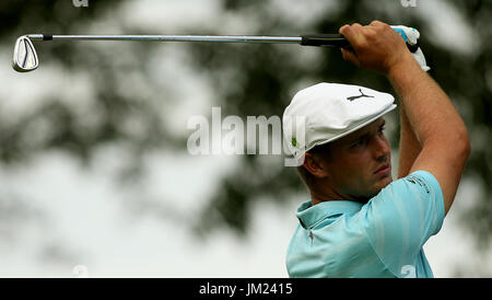 Luglio 14, 2017 - Silvis, Iowa, U.S. - Golfista Bryson DeChambeau tees off il settimo foro, Venerdì, 14 luglio 2017, durante il secondo turno azione della John Deere Classic a TPC Deere Run in Silvis. Egli ha fatto birdie sul foro e due tiri indietro del leader in seconda. (Credito Immagine: © Giovanni Schultz/Quad-City volte via ZUMA filo) Foto Stock