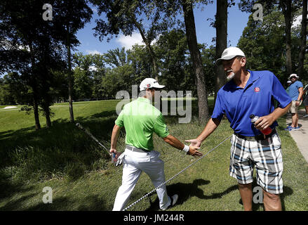 Silvis, Iowa, USA. 14 Luglio, 2017. Moline nativi di David Lawrence saluta Duane Stelly, silvis, durante il secondo round del John Deere Classic in Silvis, Illinois Venerdì 14 Luglio, 2017. Credito: Jeff Cook.Quad-City volte/Quad-City volte/ZUMA filo/Alamy Live News Foto Stock