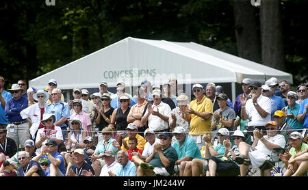 Luglio 14, 2017 - Silvis, Iowa, U.S. - Gli amanti del golf potranno guardare l'azione intorno al 4 verde durante il secondo round del John Deere Classic in Silvis, Illinois Venerdì 14 Luglio, 2017. (Credito Immagine: © Jeff Cook.Quad-City volte/Quad-City volte via ZUMA filo) Foto Stock