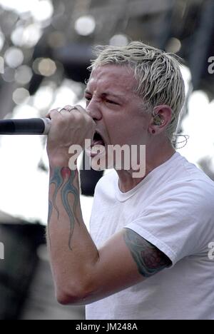 New York, NY, STATI UNITI D'AMERICA. Xxv Luglio, 2017. Chester Bennington, Linkin Park in concerto al Giants Stadium, East Rutherford, NJ, Luglio 8, 2003 retrospettiva per Chester Bennington dei Linkin Park retrospettiva, New York, NY Luglio 25, 2017. Credito: Kristin Callahan/Everett raccolta/Alamy Live News Foto Stock