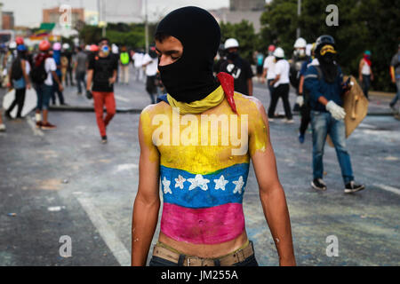 Caracas, Venezuela. 26 Maggio, 2017. Gli attivisti dell'opposizione si scontrano con la polizia durante una manifestazione contro il Presidente venezuelano Maduro. Sia il governo venezuelano e l opposizione ammettere che le violente proteste che hanno afferrato il paese per quasi due mesi sono fuori controllo e gli analisti avvertono che potrebbe essere una spada a doppio taglio che può innescare anche ulteriori disordini. Credito: Elyxandro Cegarra/ZUMA filo/Alamy Live News Foto Stock