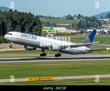 Regno compagnia aerea, Boeing B757 il decollo dall'aeroporto di Zurigo Foto Stock