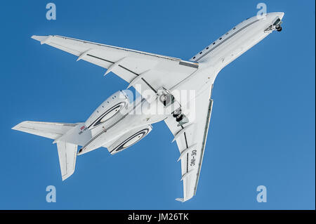 Partenza in un cielo blu per questo Global 5000, lasciando Engadin Airport Foto Stock