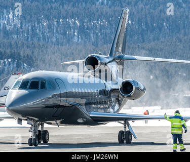 Incredibile dalla riflessione di livrea di questo Falcon 900 a Samedan Engadin Airport. Proprietario: Bank of Utah fiduciario SALT LAKE CITY , UT, noi (Corporation) Foto Stock