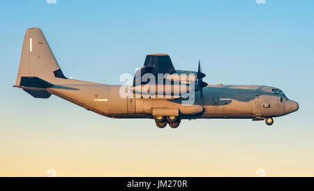 Lockheed Martin C-130 Hercules dell aeronautica militare italiana (forza aerea italiana) del 46th storm partì da Pisa aeroporto a terra presso l'aeroporto di Torino Caselle Foto Stock