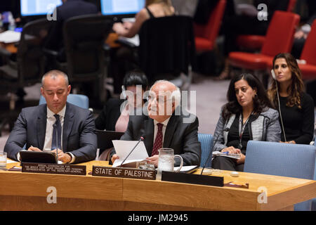 New York, Stati Uniti d'America. Xxv Luglio, 2017. Riyad Mansour (R, anteriore), l'osservatore permanente dello Stato di Palestina alle Nazioni Unite, indirizzi di un Consiglio di sicurezza aprire il dibattito sulla situazione in Medio Oriente presso la sede delle Nazioni Unite a New York. Sviluppi recenti in Gerusalemme Est dominato il mensile del Consiglio di Sicurezza delle Nazioni Unite sessione sul Medio Oriente tenutasi martedì, un rischio di diffusione di violenza è stato avvertito e le tensioni sono stati esortati ad essere attenuata. Credito: Xinhua/Alamy Live News Foto Stock