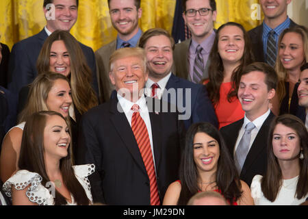 Il Presidente degli Stati Uniti, Trump pone per fotografie con un gruppo uscente di stagisti presso la Casa Bianca a Washington DC, luglio 24, 2017. Credito: Chris Kleponis / CNP - nessun filo servizio · foto: Chris Kleponis/consolidato Notizie Foto/Chris Kleponis - CNP Foto Stock