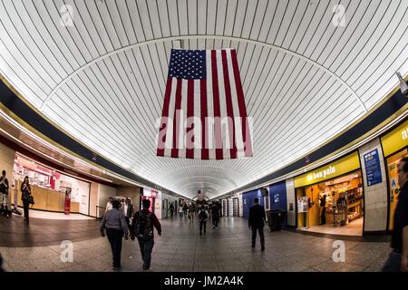 New York, new york, Stati Uniti. Xxv Luglio, 2017. Bandiera americana appesa in Penn Station in NYC Credito: Sachelle Babbar/ZUMA filo/Alamy Live News Foto Stock