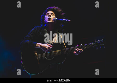 Il cantante e cantautore LP performance dal vivo sul palco del Festival Gruvillage 2017 a Grugliasco, vicino a Torino Foto: Alessandro Bosio Foto Stock