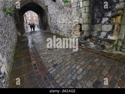 Lewes, East Sussex. Il 26 luglio 2017. I turisti coraggioso il bagnato e ventoso di Lewes, lo storico capoluogo di contea di East Sussex. Credito: Peter Cripps/Alamy Live News Foto Stock