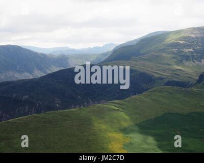 Sole e ombra sulla fellside, hindscarth, cumbria, Regno Unito Foto Stock