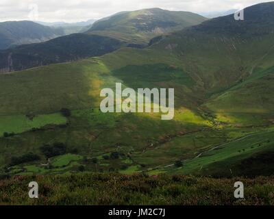 Sole e ombra sulla fellside, hindscarth, cumbria, Regno Unito Foto Stock