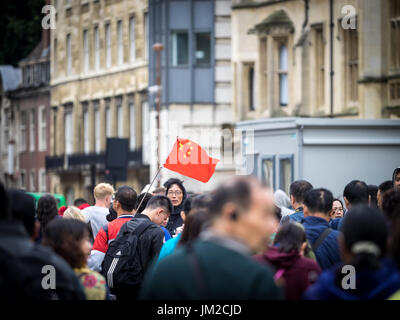 I turisti cinesi di Cambridge - Parti di turisti cinesi con guida con contrassegno di identificazione nel centro storico di Cambrdige REGNO UNITO Foto Stock