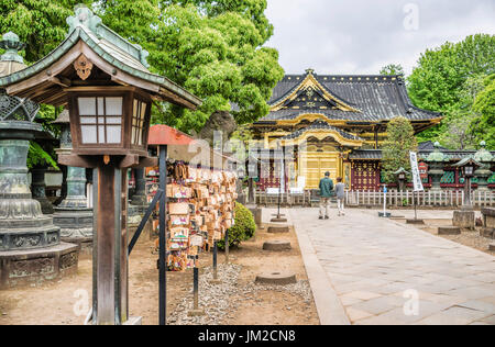 Toshogu Jinja Santuario presso il parco Ueno, Tokyo, Giappone, fu costruito e dedicato nel 1627 alla memoria di Ieyasu Tokugawa (1542 - 1616) Foto Stock