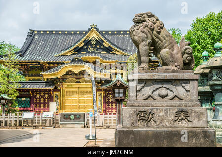 Toshogu Jinja Santuario presso il parco Ueno, Tokyo, Giappone, fu costruito e dedicato nel 1627 alla memoria di Ieyasu Tokugawa (1542 - 1616) Foto Stock