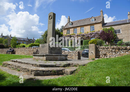 Memoriale di guerra e cotswold cottage sul villaggio verde, Blockley, Cotswolds, Gloucestershire, England, Regno Unito, Europa Foto Stock