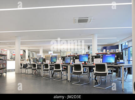 Area Computer nel ricostruito recentemente Marcus Garvey Library in London Borough of Haringey, UK. Mostra scaffali tradizionali e nuovi terminali di computer. Foto Stock