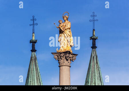 La colonna mariana barocca Kromeriz Repubblica Ceca sulla piazza principale, siti UNESCO, Moravia meridionale Statua Maria Vergine Foto Stock