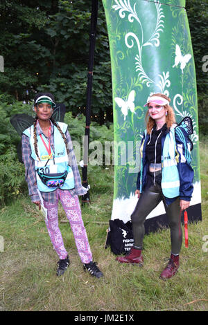 Latitude Festival 2017, Henham Park, Suffolk, Regno Unito. Latitude folletti, volontari che offrono informazioni e aiuto per i frequentatori del festival Foto Stock