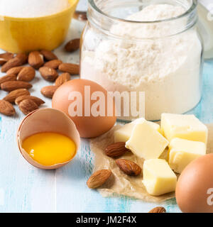 Concetto di cottura. Gli ingredienti freschi per biscotti di mandorle, Italiano cantuccini biscotti o praparation pasticceria Foto Stock