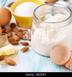 Concetto di cottura. Gli ingredienti freschi per biscotti di mandorle, Italiano cantuccini biscotti o preparazione di pasticceria Foto Stock