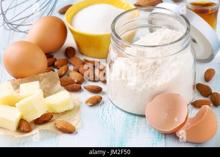 Concetto di cottura. Gli ingredienti freschi per biscotti di mandorle, Italiano cantuccini biscotti o preparazione di pasticceria Foto Stock