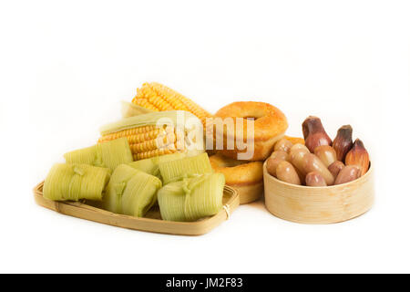 Brasiliano cibo tradizionale per la Festa Junina su sfondo bianco. Foto Stock