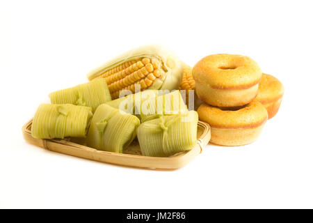 Tradizionale cibo brasiliano per la Festa Junina su sfondo bianco Foto Stock