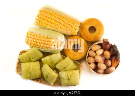 Tradizionale cibo brasiliano per la Festa Junina su sfondo bianco Foto Stock