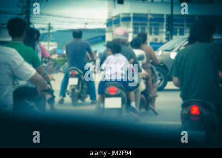 Moto auto in attesa di ingorgo. strada principale in Bangkok ingorghi di traffico con le automobili e motociclette. Foto Stock