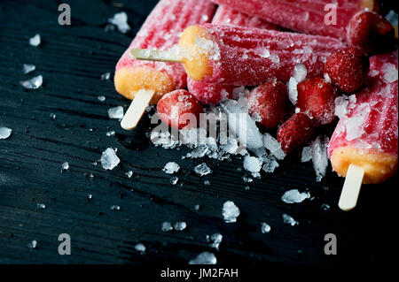 La gioventù pop di ghiaccio dal freezer. con un tocco di brina e ghiaccio. Rinfrescante nel caldo . Foto Stock