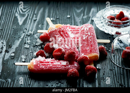 La gioventù pop di ghiaccio dal freezer. con un tocco di brina e ghiaccio. Rinfrescante nel caldo . Foto Stock