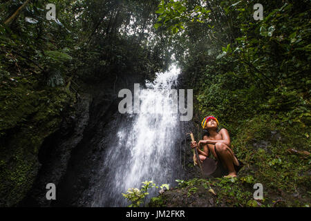 Un LONE explorer ha documentato un sciamano amazzonico di ricerca per trovare l'apprendista che la porterà in millenni di tradizione tramandata da lui di h Foto Stock